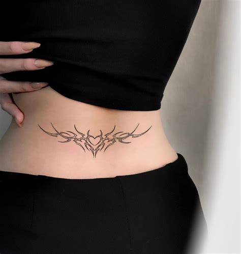 femenino tatuajes en la espalda baja|56 ideas de Tatuajes en Espalda baja para mujeres.